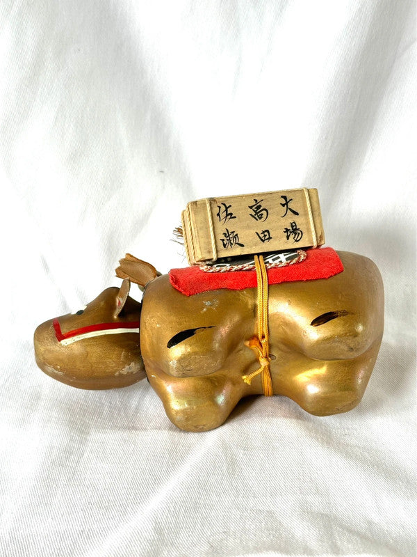 FT46 - Jouet folklorique vache Akabeko en or