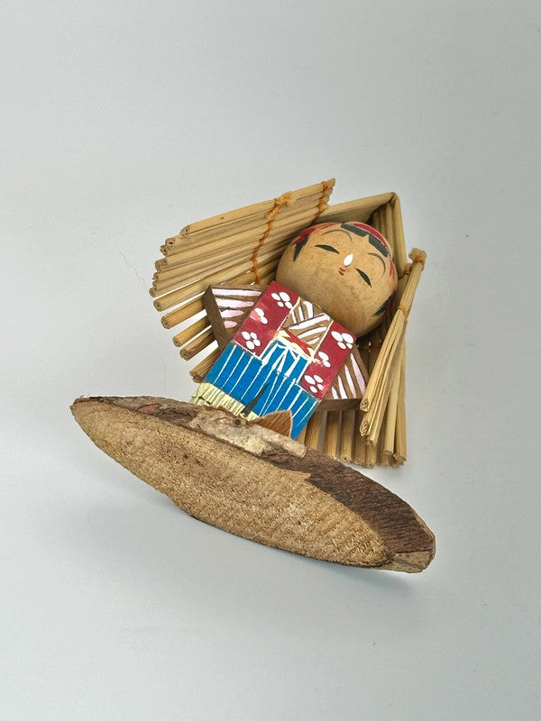 K10065 - Omiyage kokeshi with mino