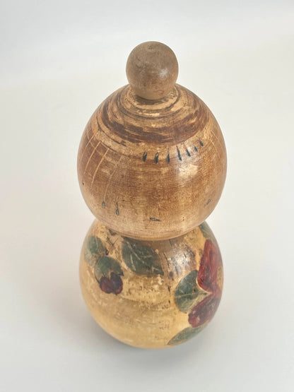K18078 - Sosaku kokeshi Camellia (Tsubaki)