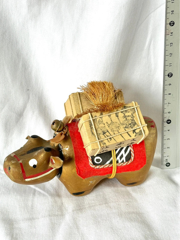 FT46 - Jouet folklorique vache Akabeko en or