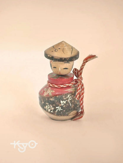 K15012 - Poupée Kokeshi à tête branlante avec chapeau – Corps en pot de saké