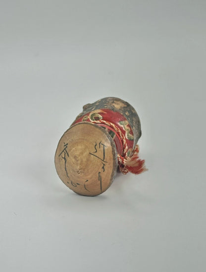 K15012 - Poupée Kokeshi à tête branlante avec chapeau – Corps en pot de saké