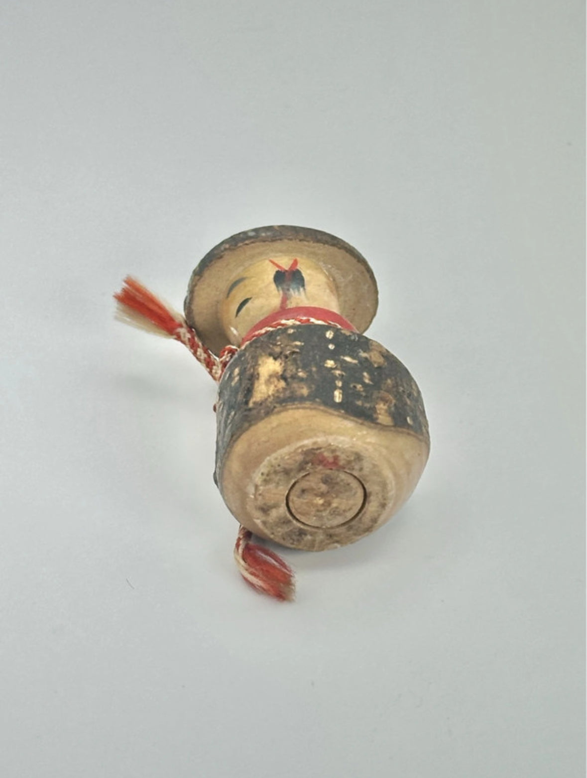 K15012 - Poupée Kokeshi à tête branlante avec chapeau – Corps en pot de saké