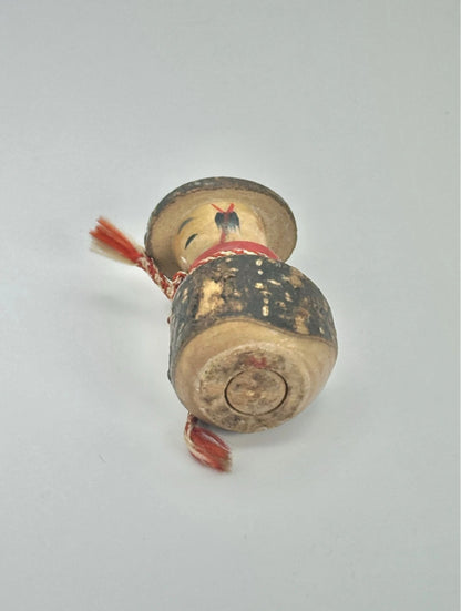 K15012 - Poupée Kokeshi à tête branlante avec chapeau – Corps en pot de saké