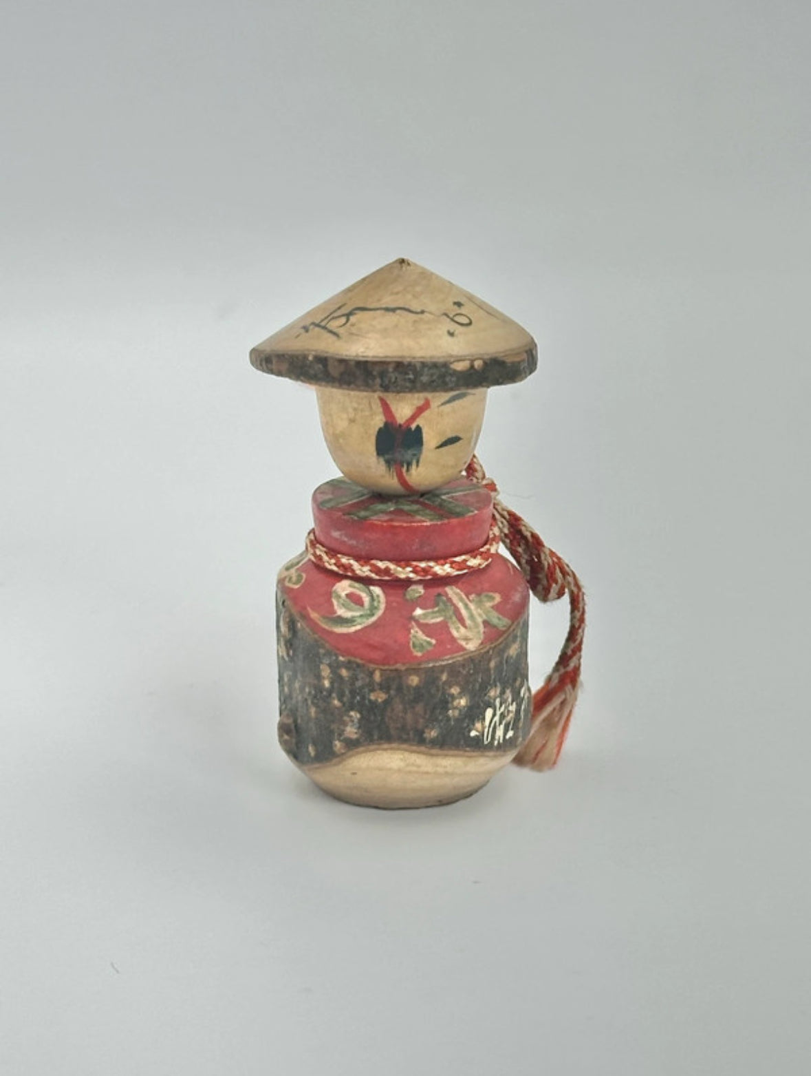 K15012 - Poupée Kokeshi à tête branlante avec chapeau – Corps en pot de saké