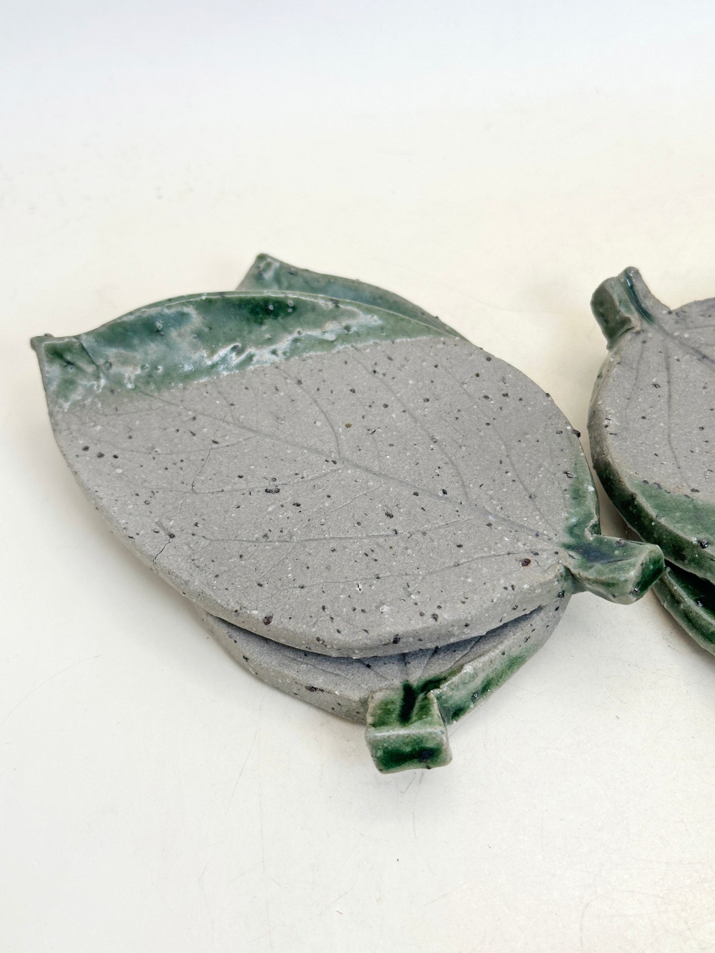 TB279 -  Karatsu-yaki style leaf-shaped plates 唐津焼