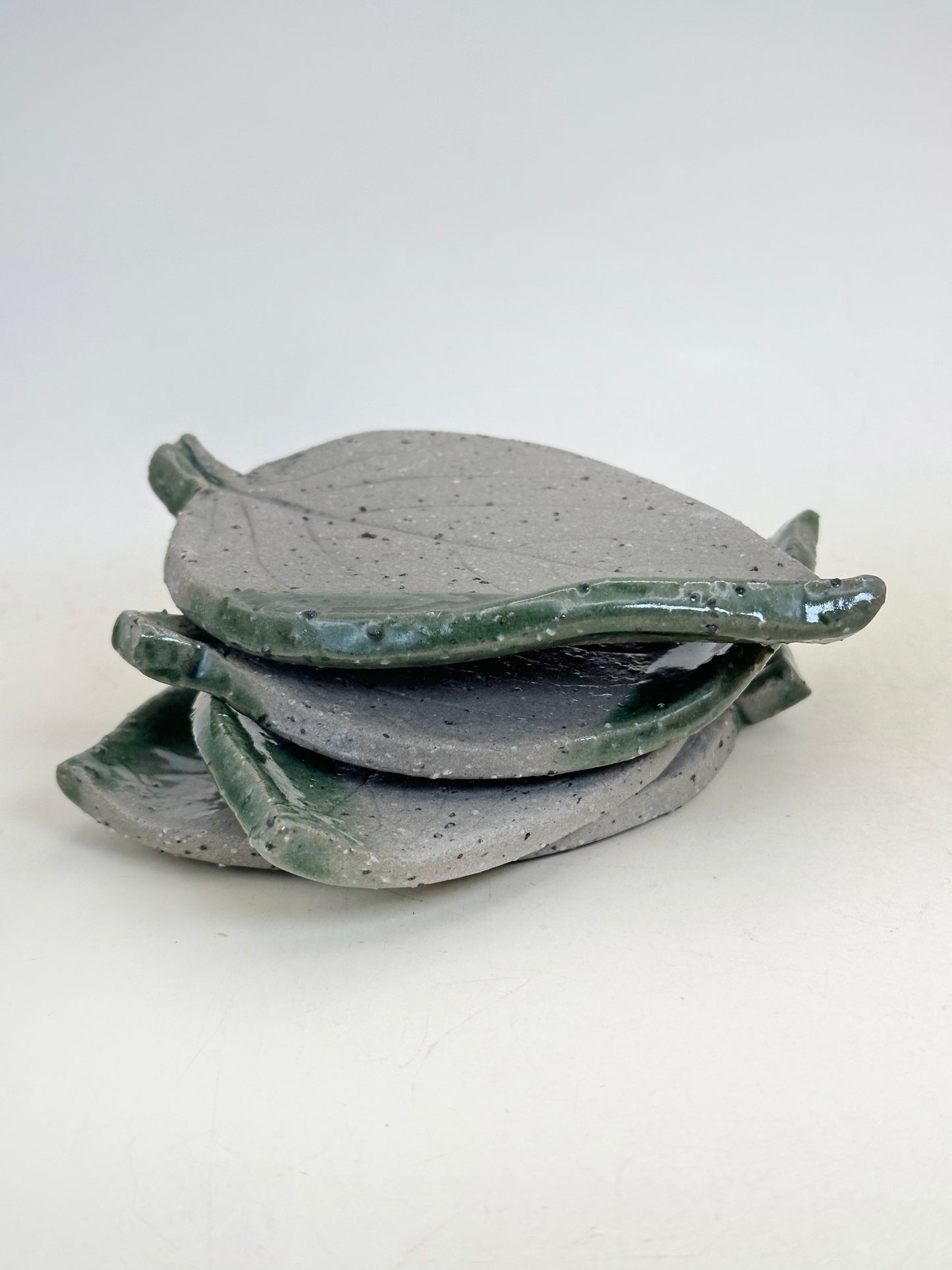 TB279 -  Karatsu-yaki style leaf-shaped plates 唐津焼