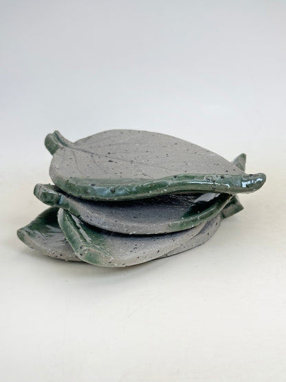 TB279 -  Karatsu-yaki style leaf-shaped plates 唐津焼