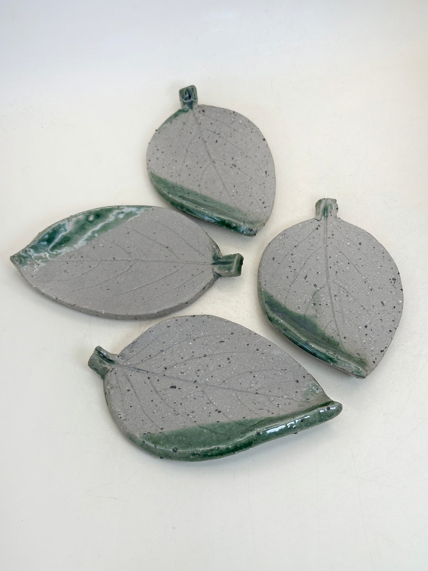 TB279 -  Karatsu-yaki style leaf-shaped plates 唐津焼