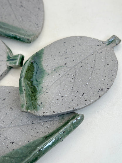 TB279 -  Karatsu-yaki style leaf-shaped plates 唐津焼