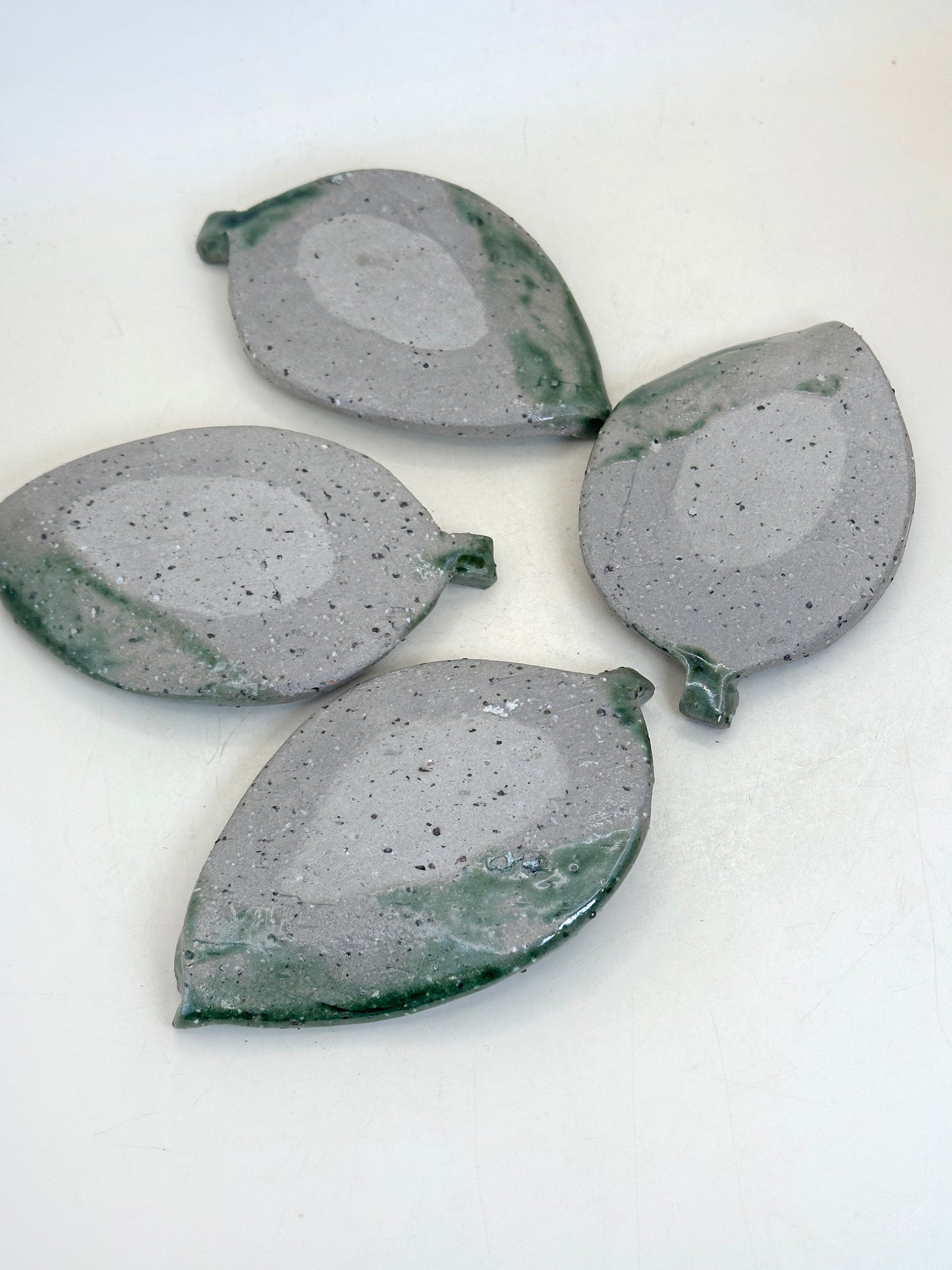 TB279 -  Karatsu-yaki style leaf-shaped plates 唐津焼