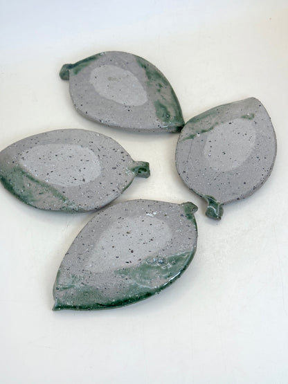 TB279 -  Karatsu-yaki style leaf-shaped plates 唐津焼