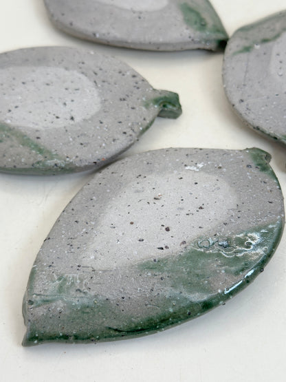 TB279 -  Karatsu-yaki style leaf-shaped plates 唐津焼