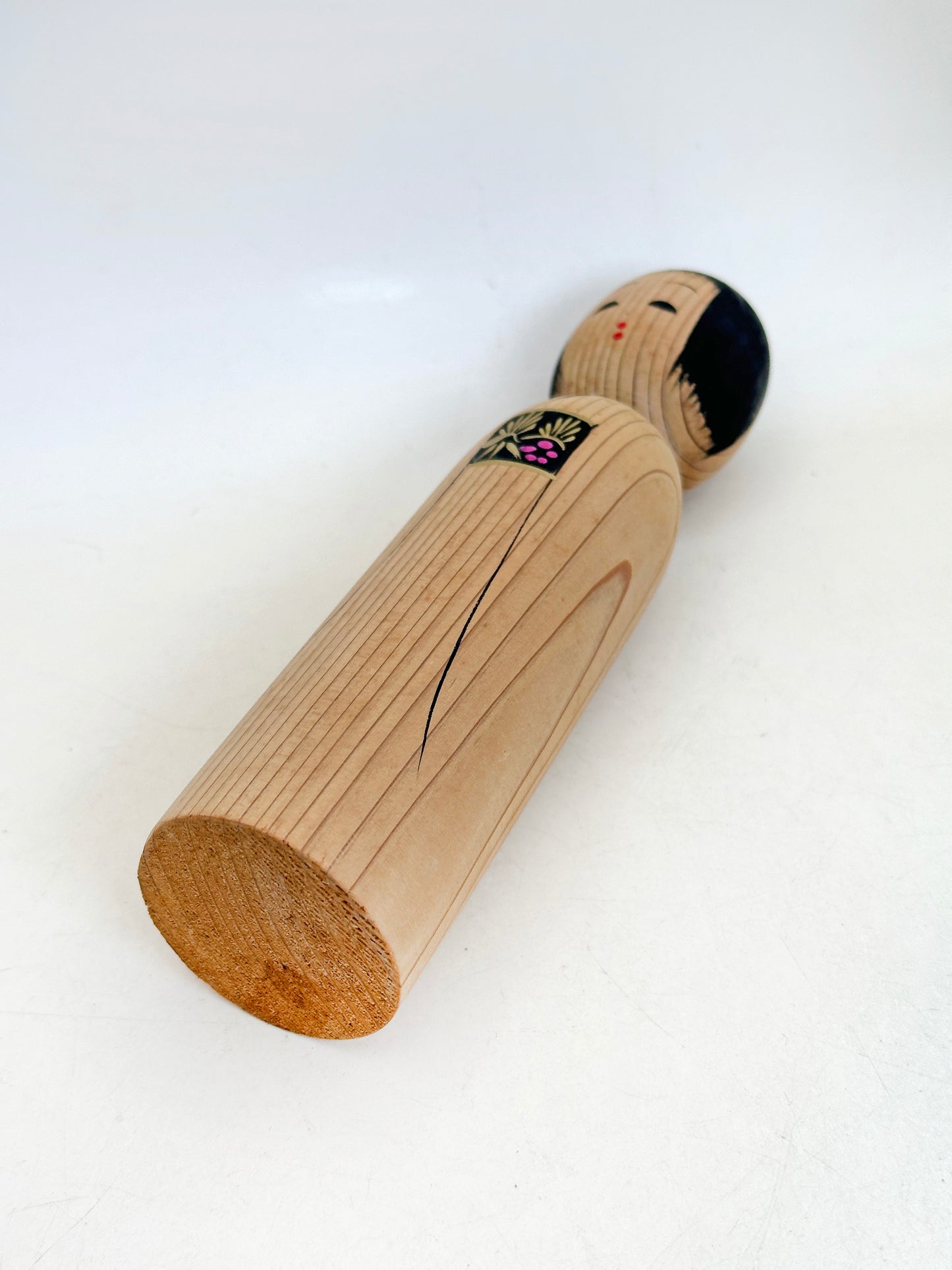 K18152 - Kokeshi Sosaku Shingata de Matagorō 八代目 又五郎