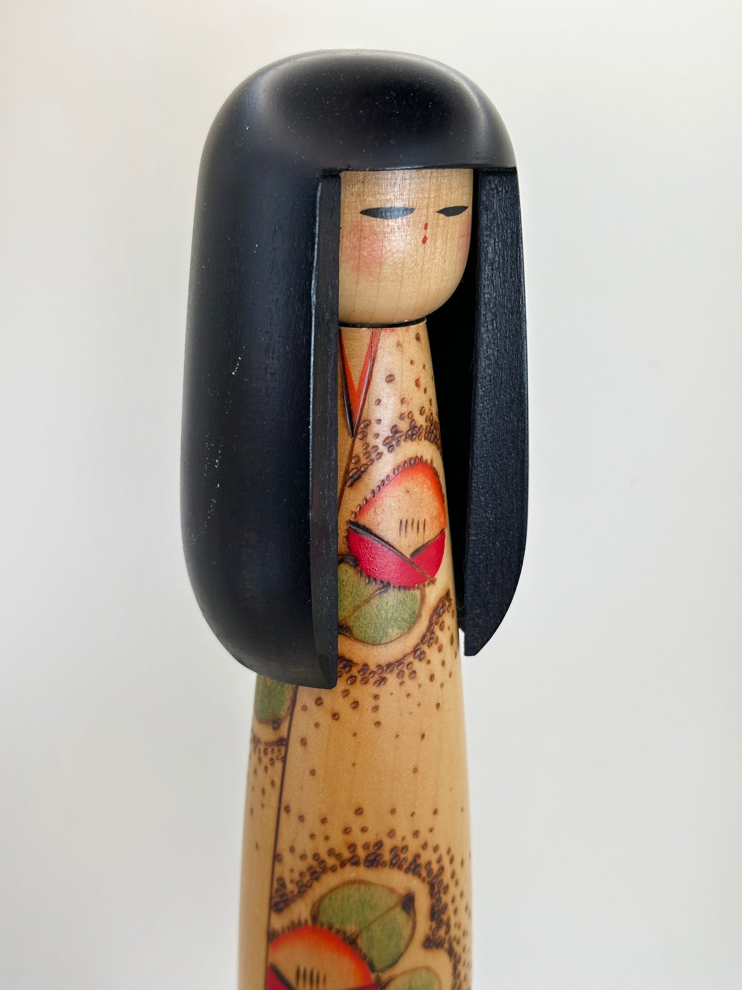 K30045 - Kokeshi sosaku par Kazuo Takamizawa 高見沢一夫
