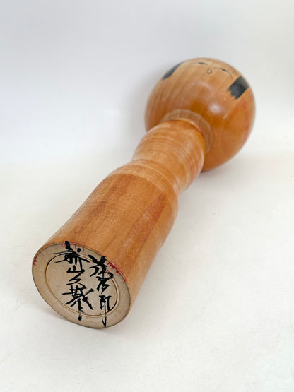 K25180 - Kokeshi Yajirō par Hisashiro Niiyama 新山久城