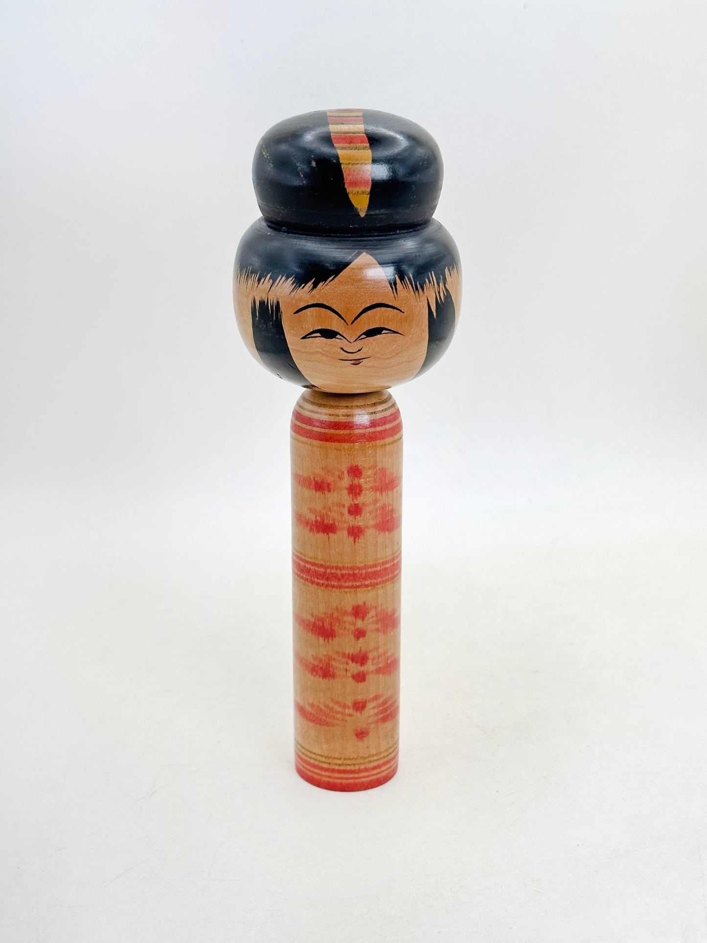 K18157 - Kokeshi traditionnelle Hijiori par Kobayashi Sadao 小林定雄