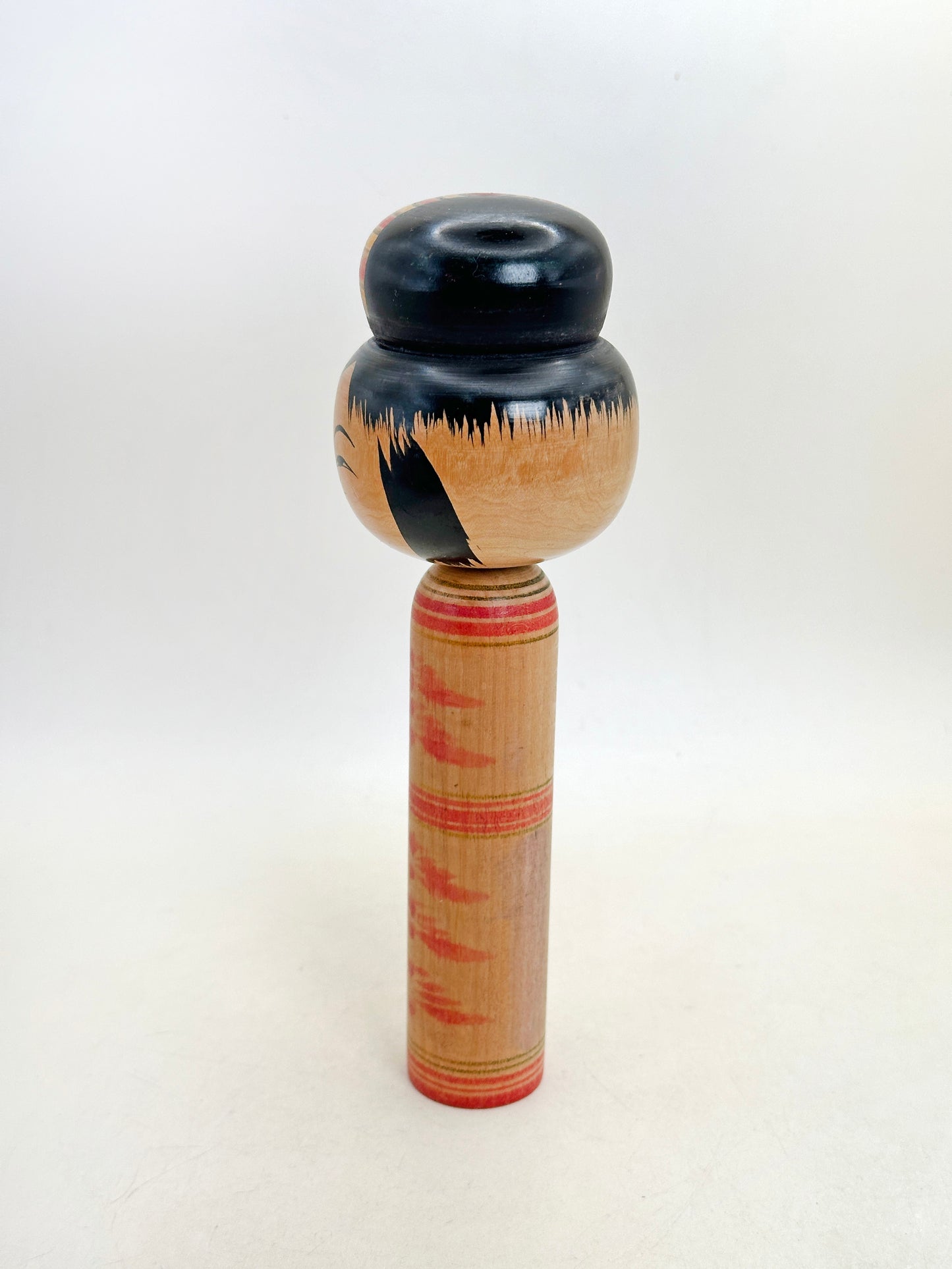 K18157 - Kokeshi traditionnelle Hijiori par Kobayashi Sadao 小林定雄