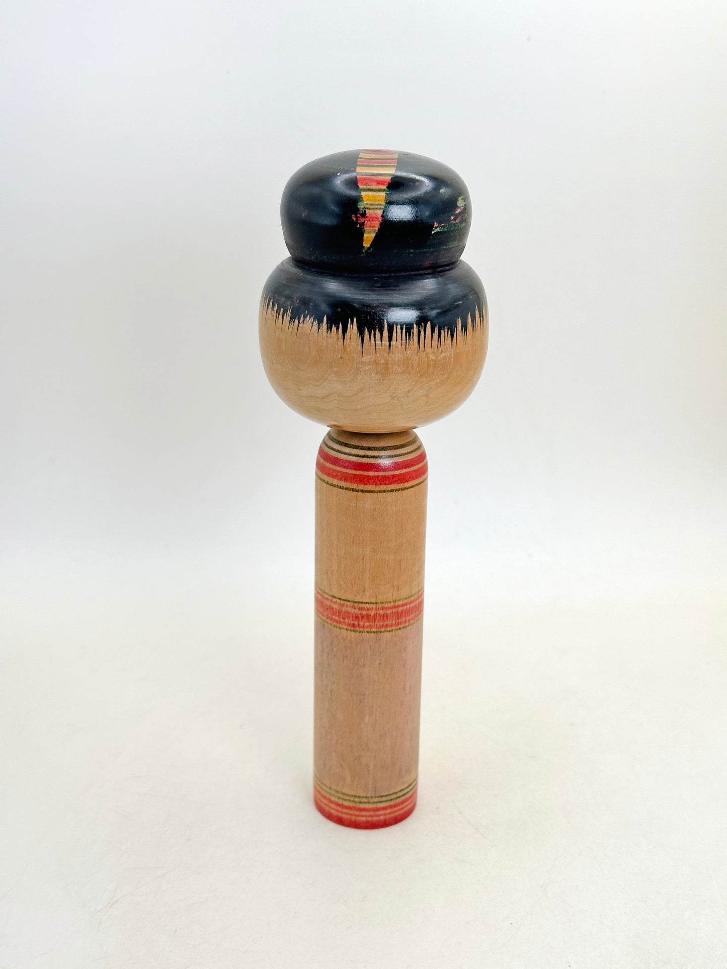 K18157 - Kokeshi traditionnelle Hijiori par Kobayashi Sadao 小林定雄