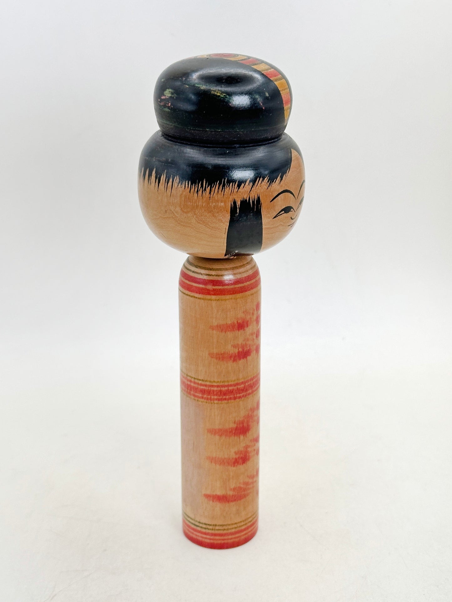 K18157 - Kokeshi traditionnelle Hijiori par Kobayashi Sadao 小林定雄