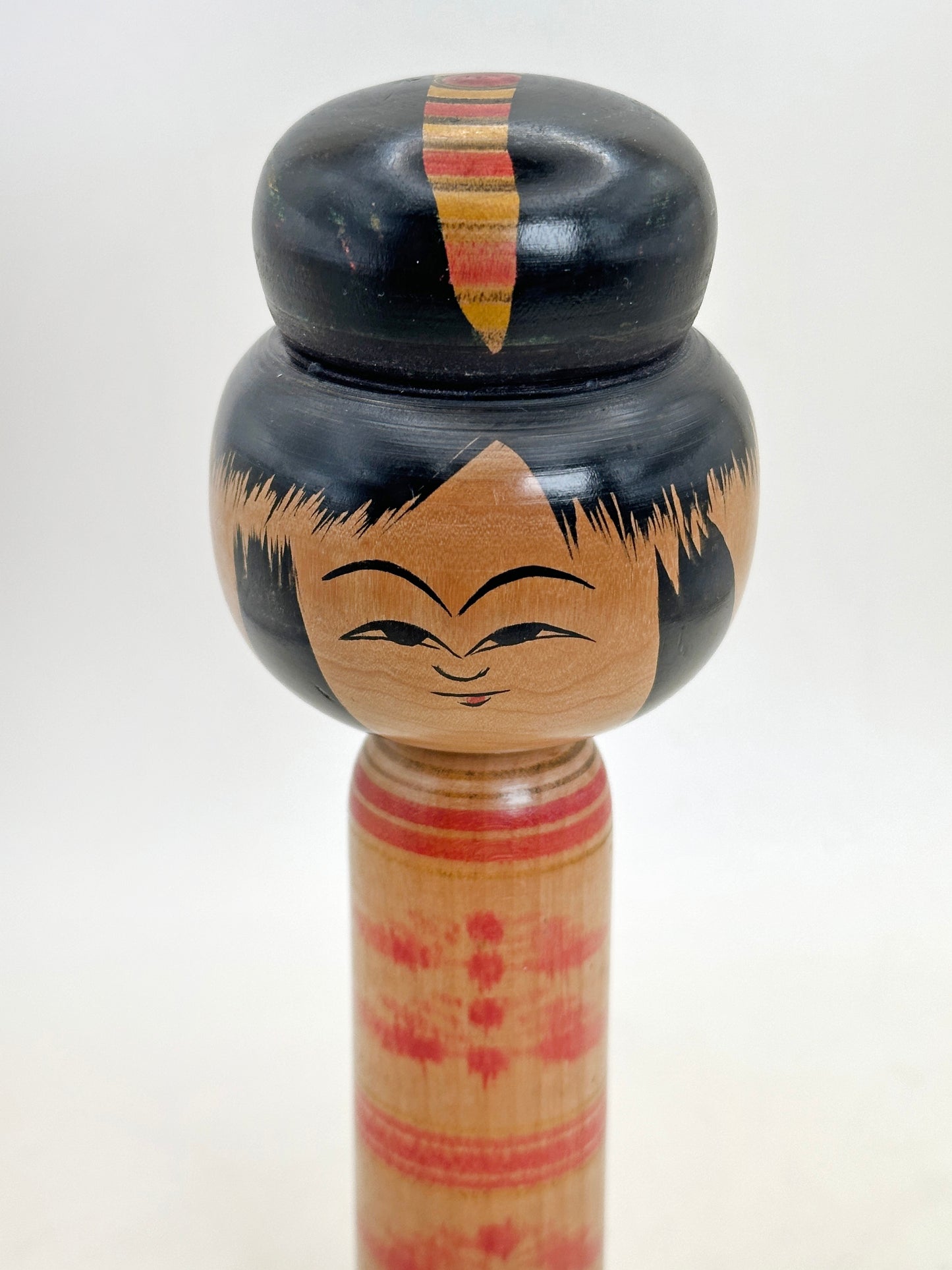 K18157 - Kokeshi traditionnelle Hijiori par Kobayashi Sadao 小林定雄