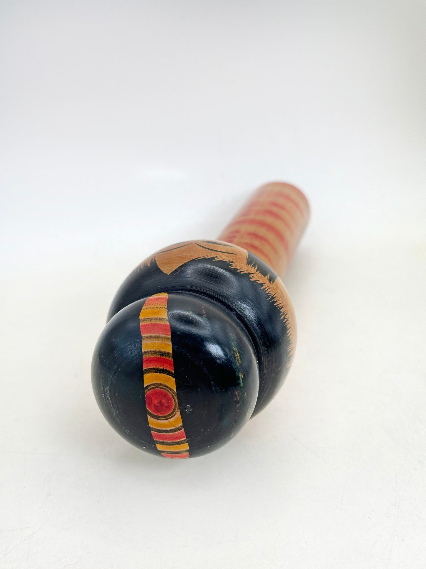 K18157 - Kokeshi traditionnelle Hijiori par Kobayashi Sadao 小林定雄