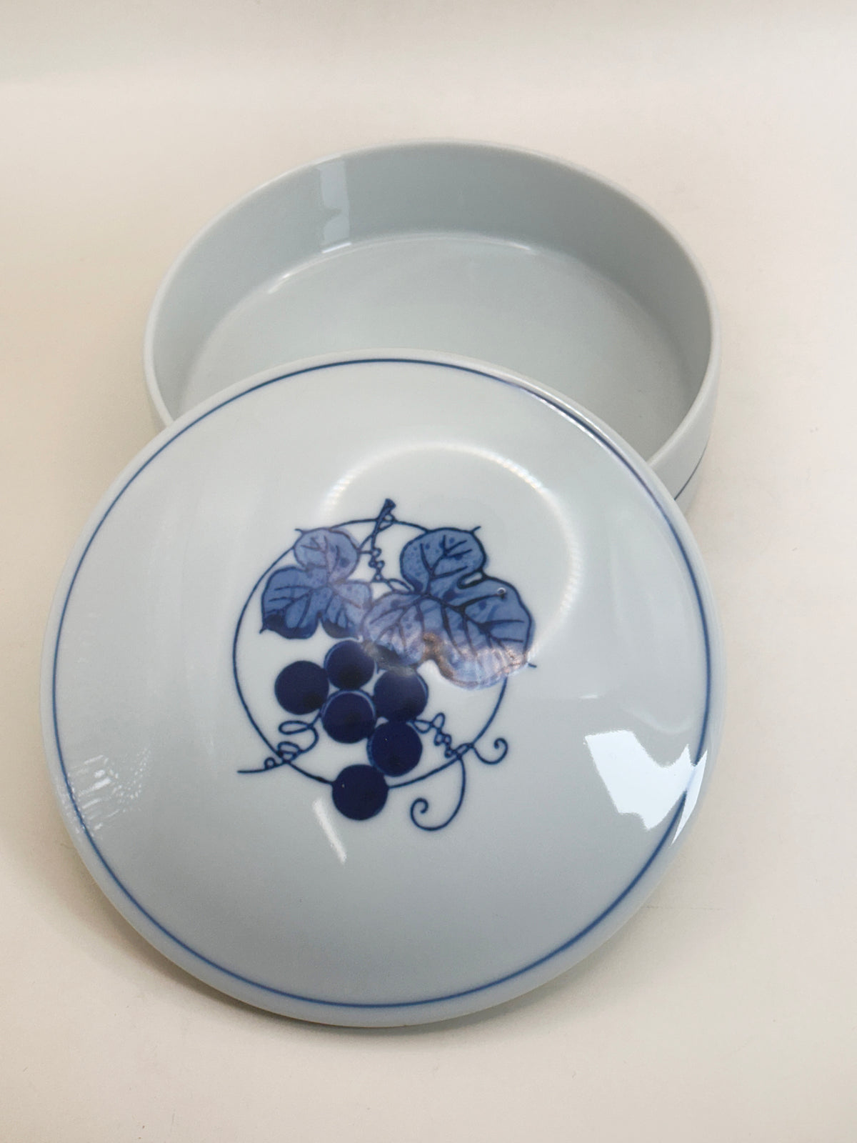 TB456 - Lidded porcelain container from Odagama Kiln 小田窯