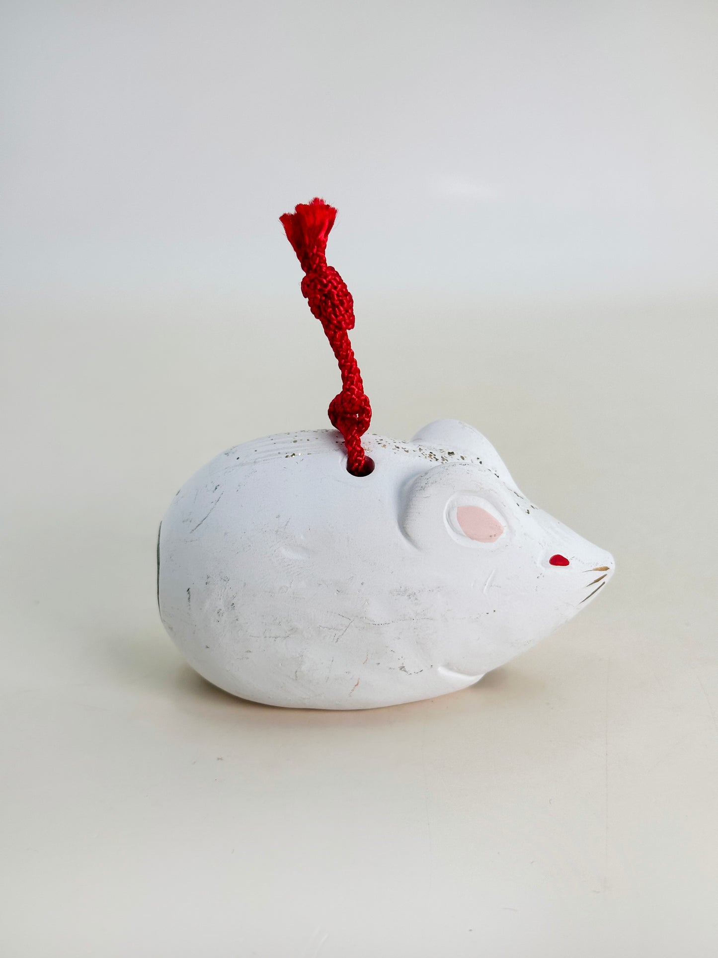 CB202 - Clochette Dorei en argile en forme de rat 子 (Fukuraku)