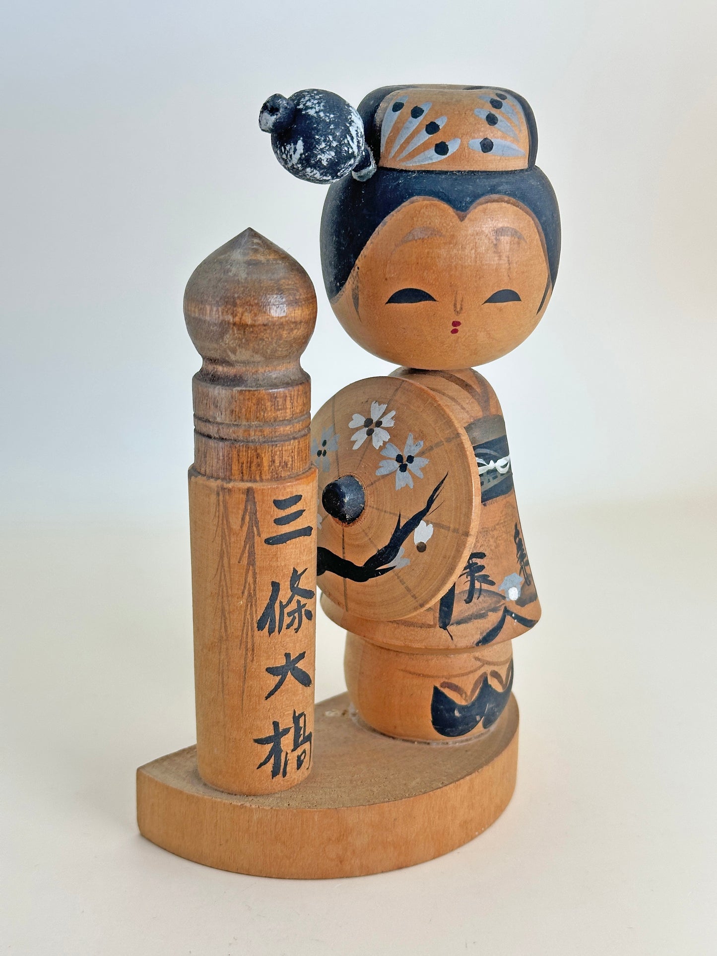 K15075 - Kokeshi Omiyage Sanjo Ohashi 三條大橋