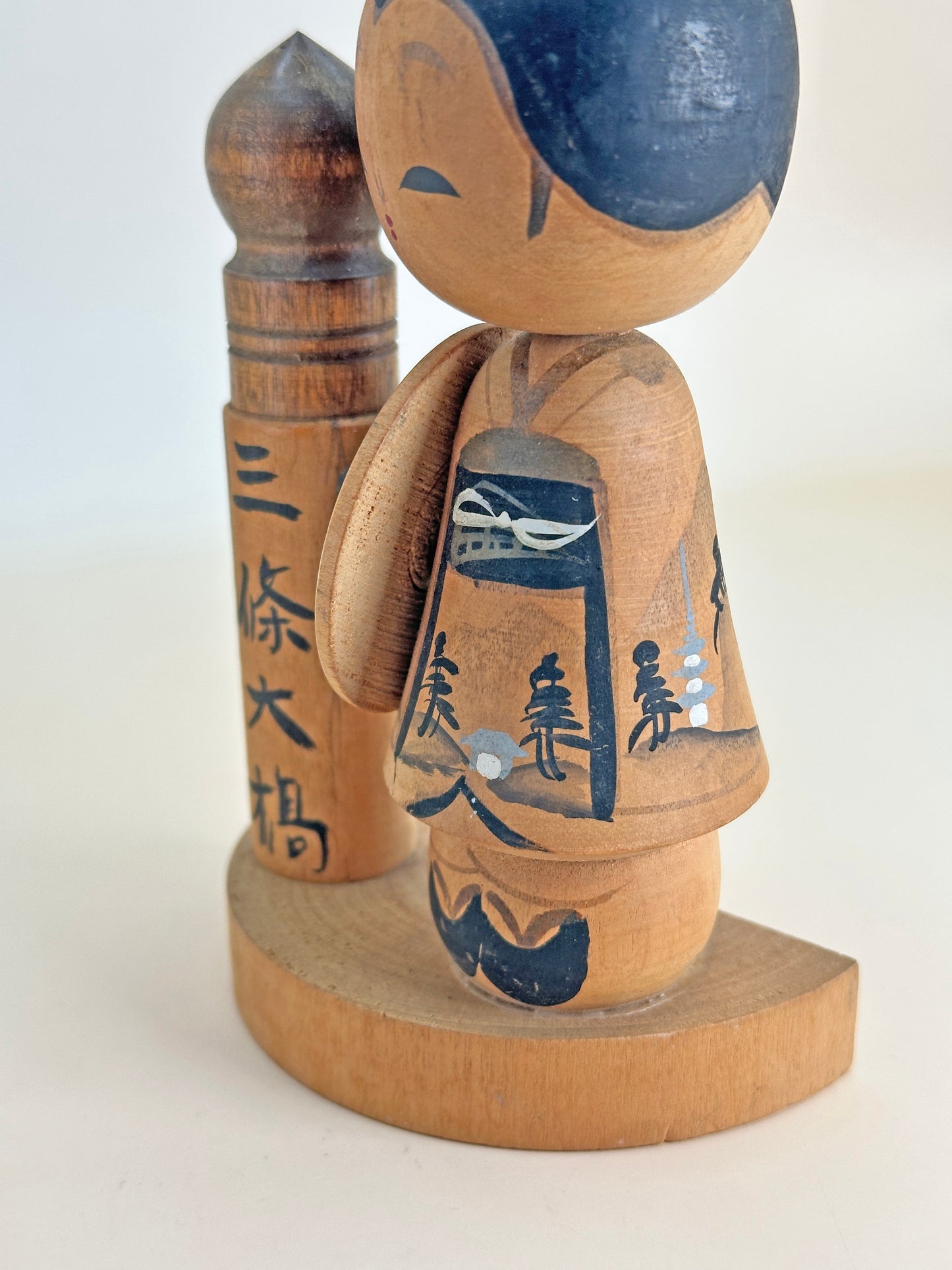 K15075 - Kokeshi Omiyage Sanjo Ohashi 三條大橋