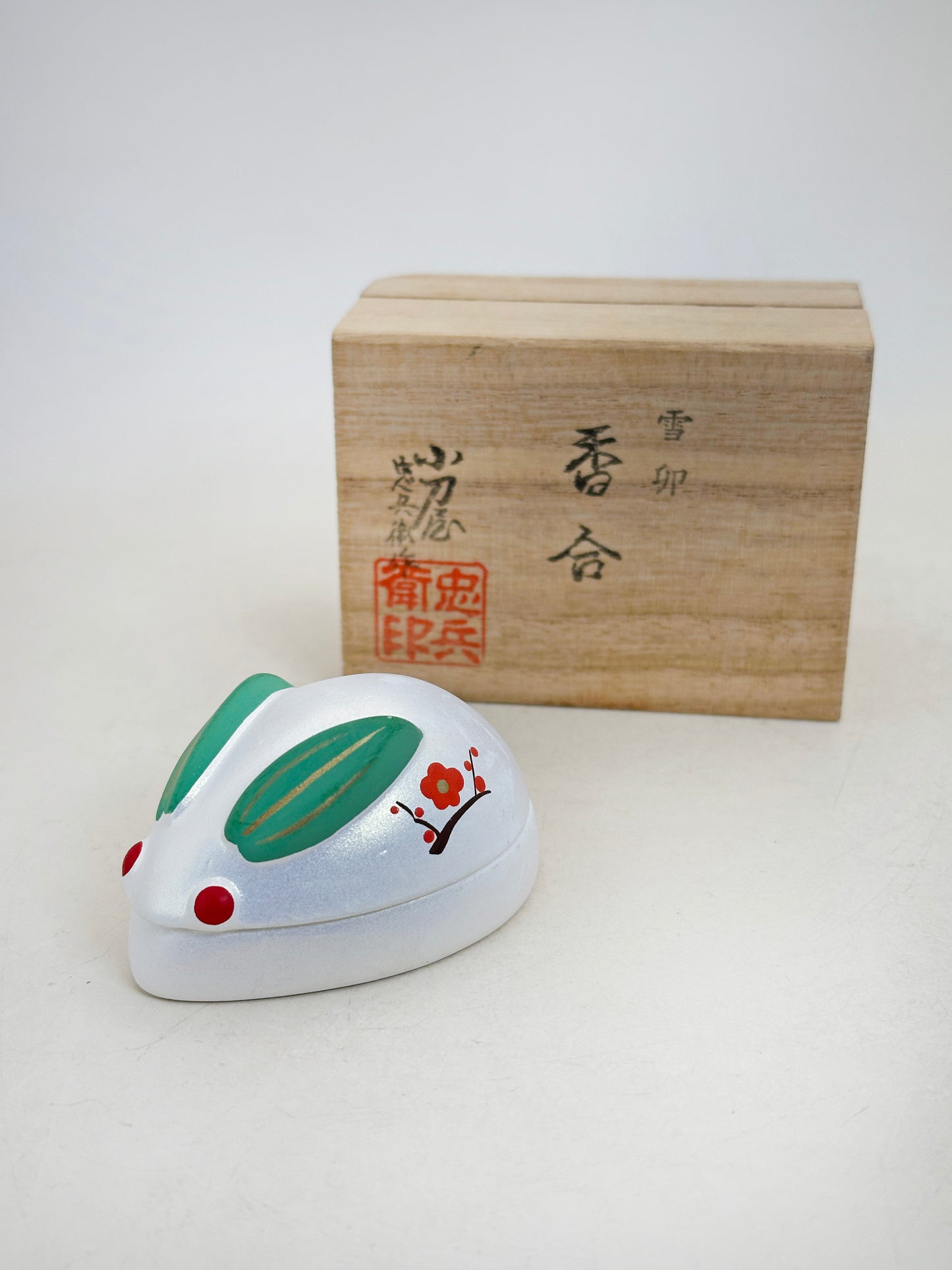 TB316 - Kotoya Chūbei rabbit kogo box 小刀屋忠兵衛