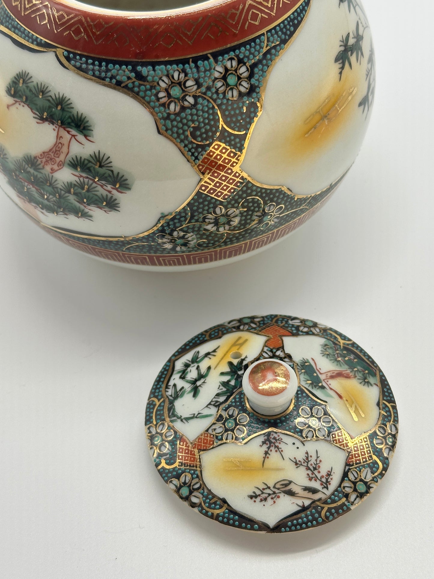 TB58 - Théière Kutani Ware "Trois amis de l'hiver" 歳寒三友