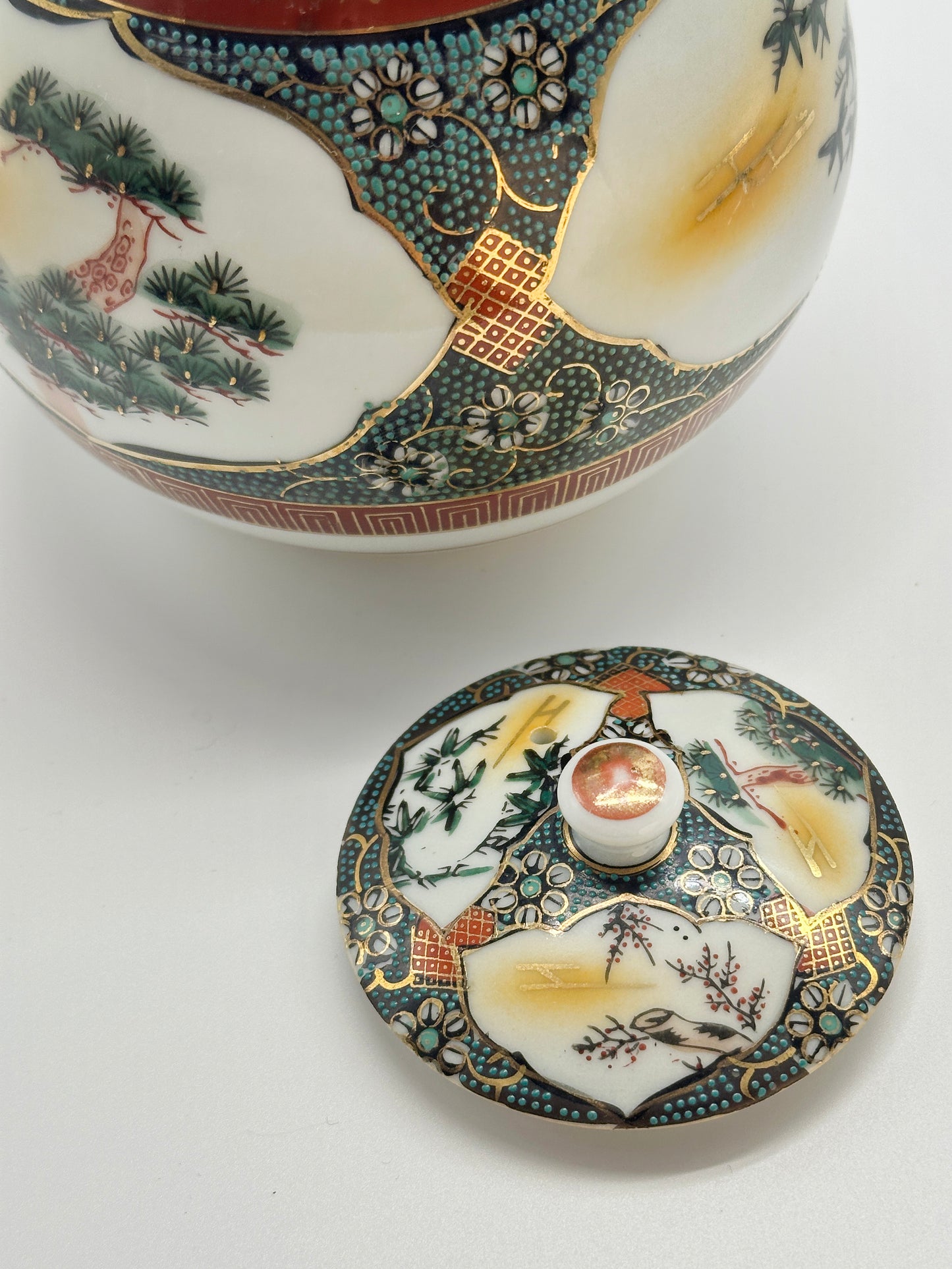 TB58 - Théière Kutani Ware "Trois amis de l'hiver" 歳寒三友