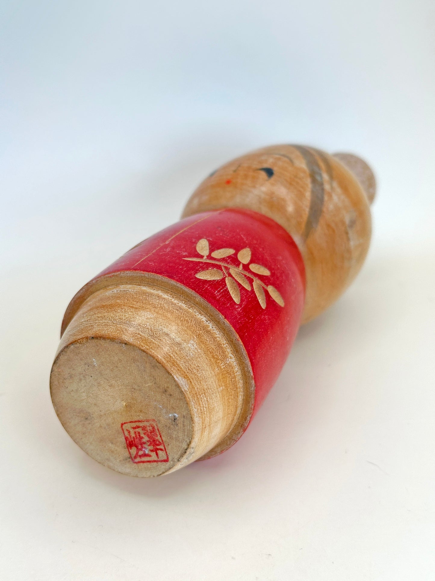 K15084 - Sōsaku Kokeshi de Sato Suigai 佐藤翠涯