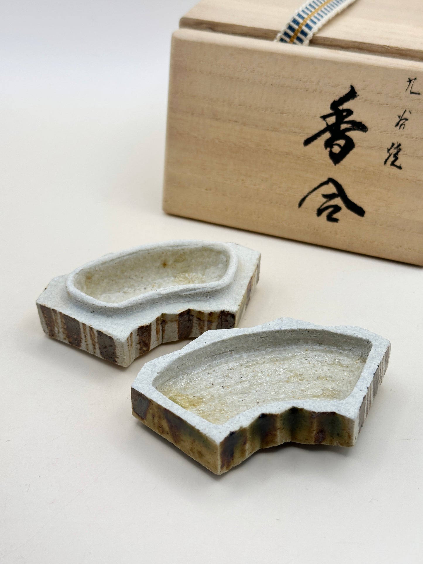 TB90 - Boîte d'encens Kutani-yaki par Takashi Kitamura 北村隆