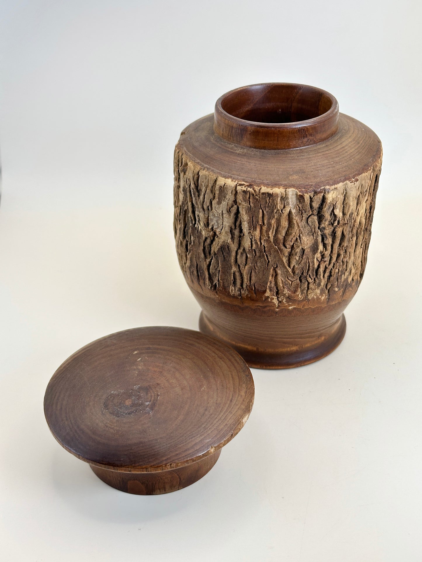 TB94 - Boîte à thé en bois de Paulownia Itto-bori 一刀彫 茶筒