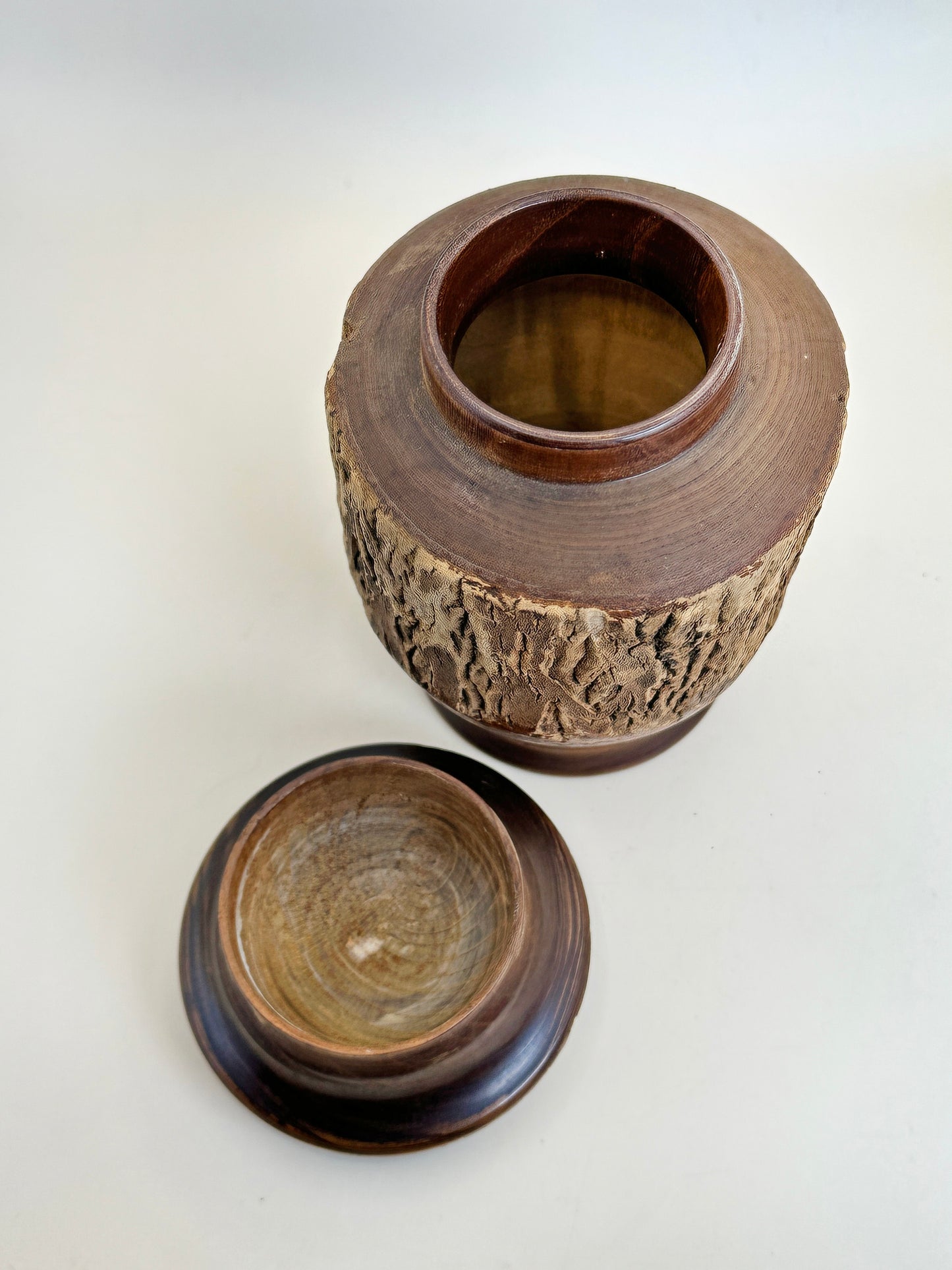 TB94 - Boîte à thé en bois de Paulownia Itto-bori 一刀彫 茶筒