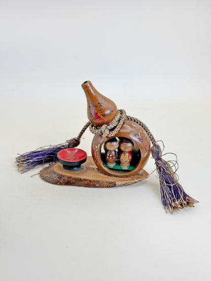 K10162 - Omiyage Kokeshi dolls in Lacquered Gourd 瓢箪