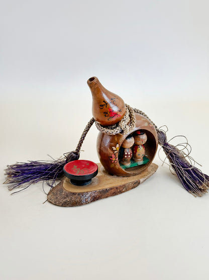 K10162 - Omiyage Kokeshi dolls in Lacquered Gourd 瓢箪