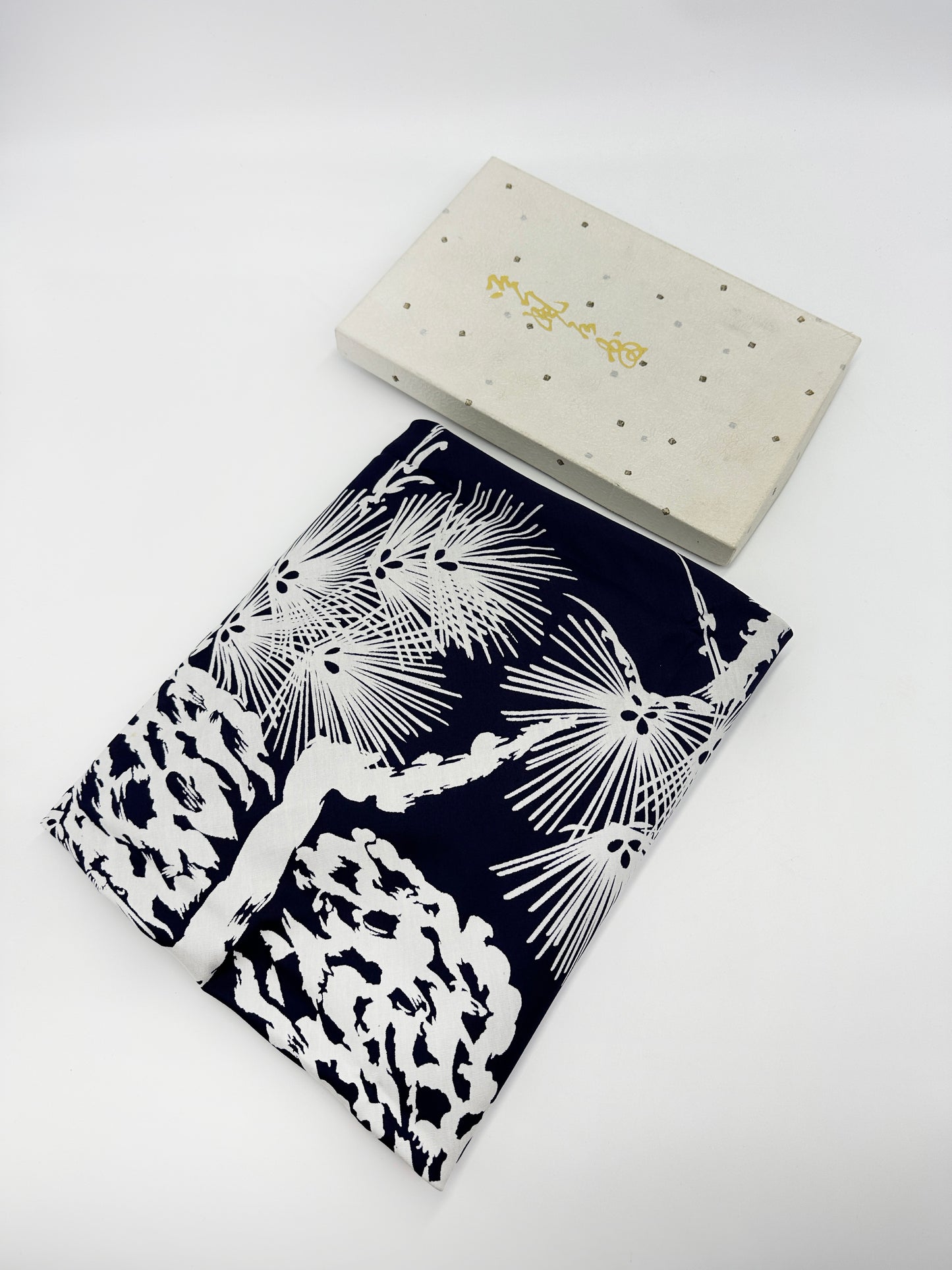 FA16 - Furoshiki Tissu Pin Matsu 松