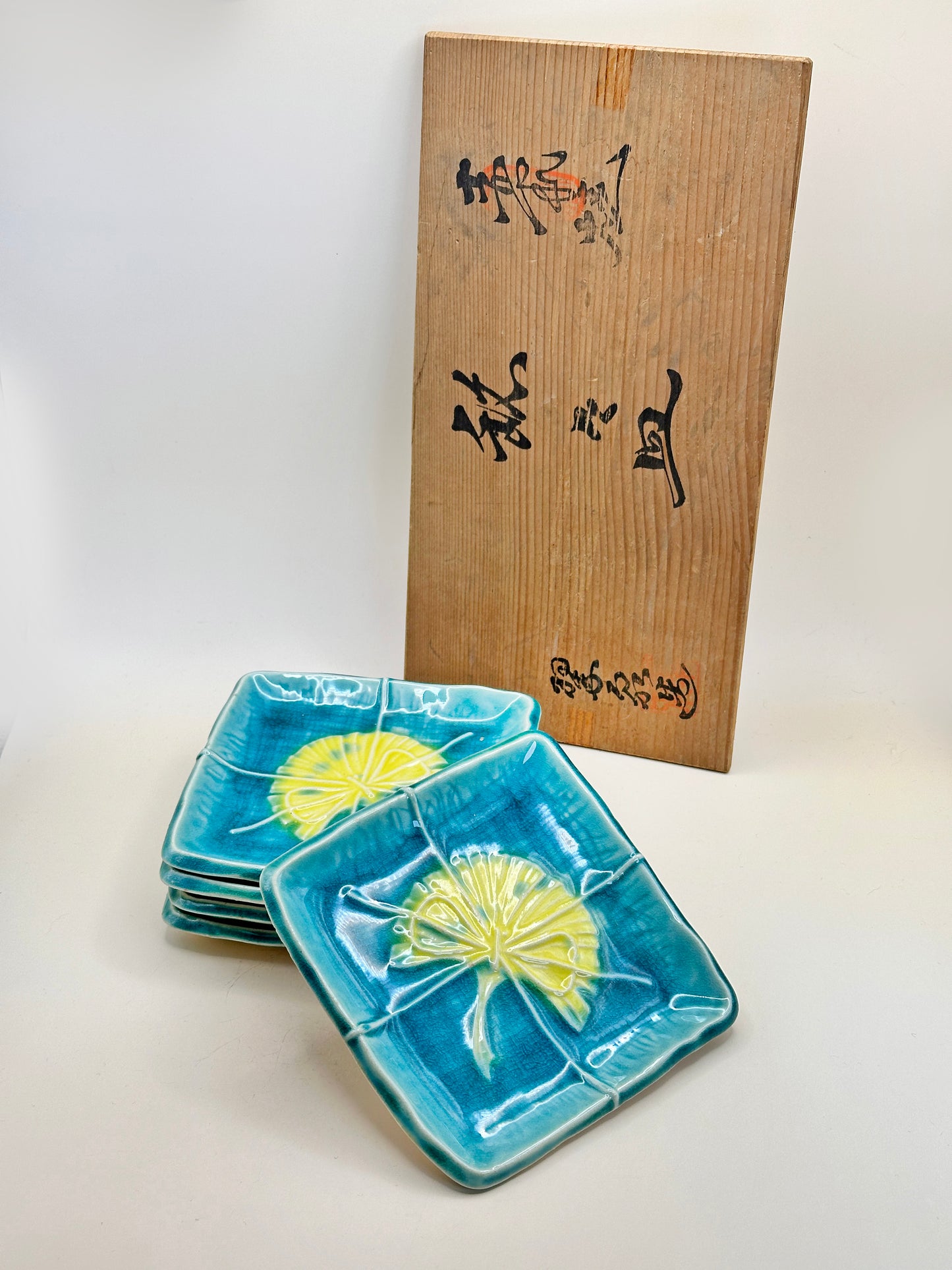 TB121 - Service de petites assiettes à motif Ginkgo par Suisen 赤津焼 翠泉