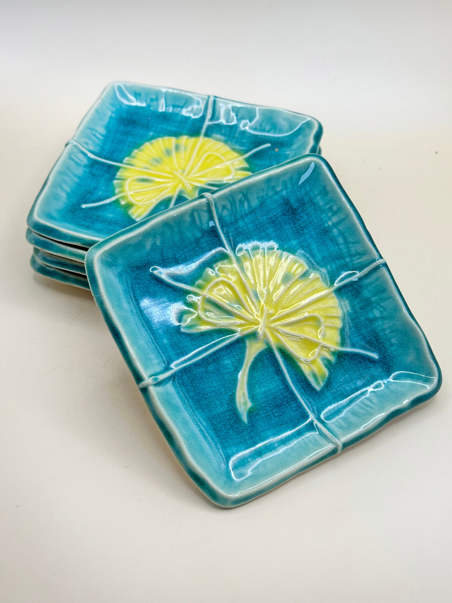 TB121 - Service de petites assiettes à motif Ginkgo par Suisen 赤津焼 翠泉