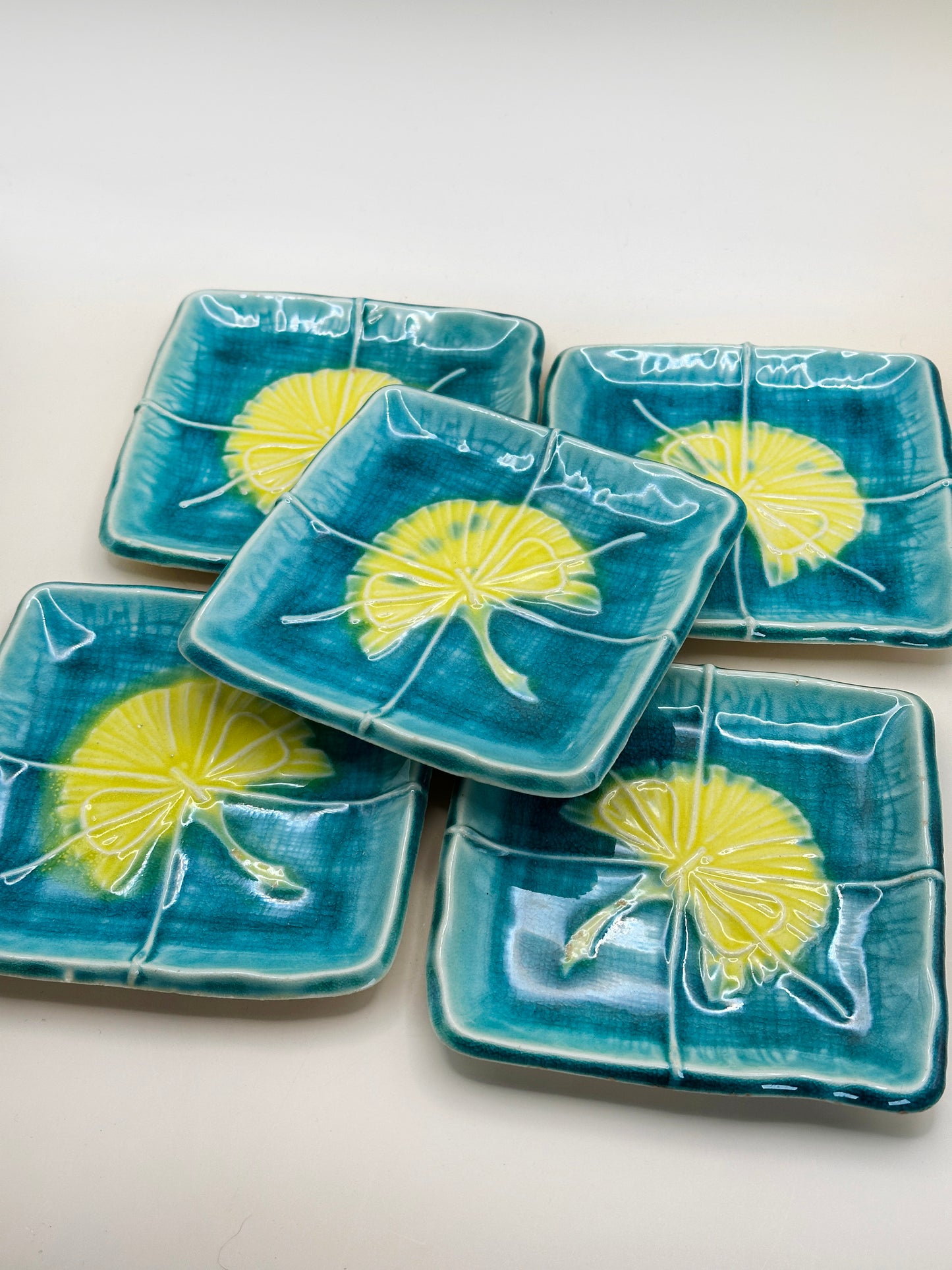 TB121 - Service de petites assiettes à motif Ginkgo par Suisen 赤津焼 翠泉
