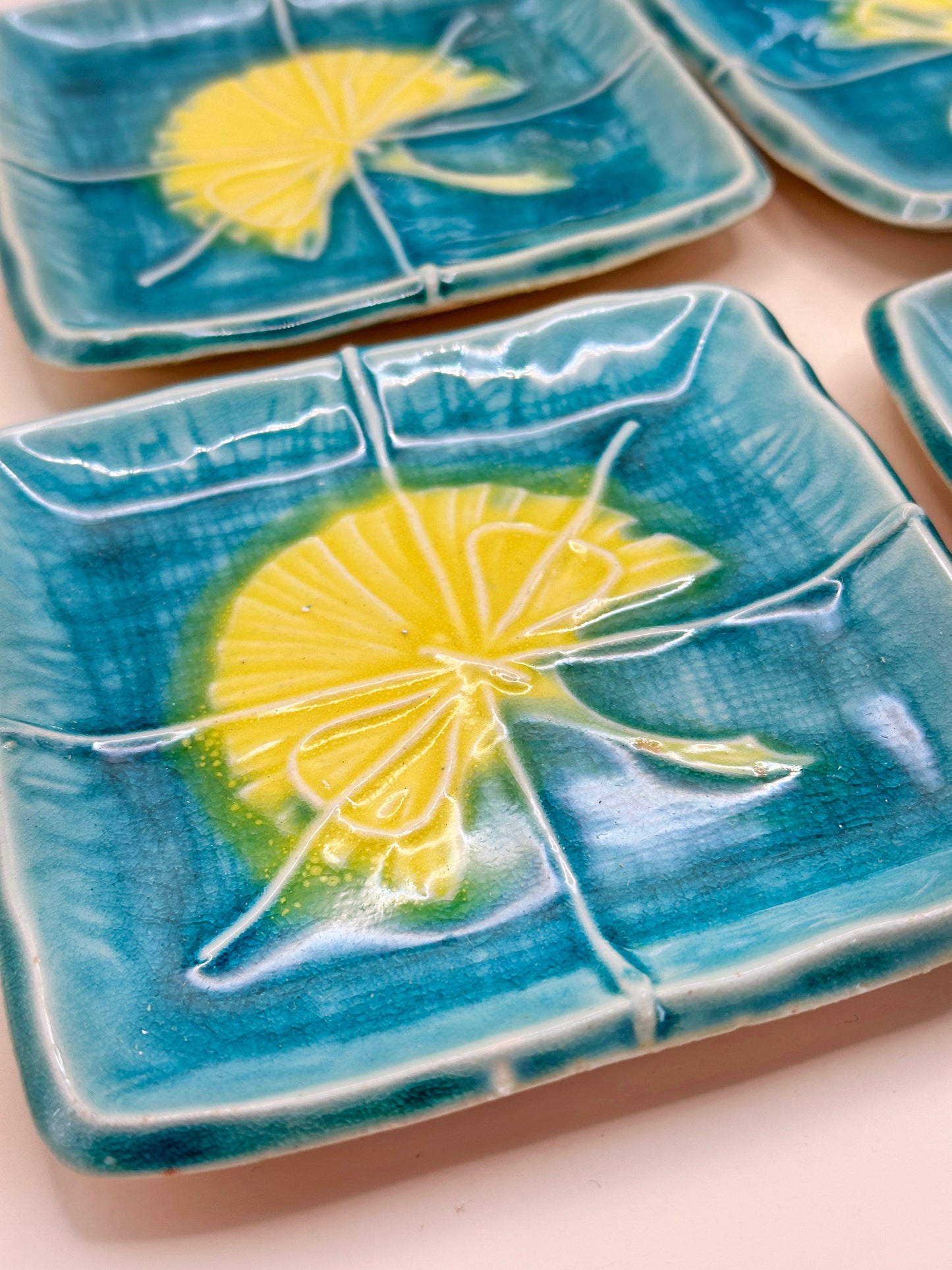 TB121 - Service de petites assiettes à motif Ginkgo par Suisen 赤津焼 翠泉