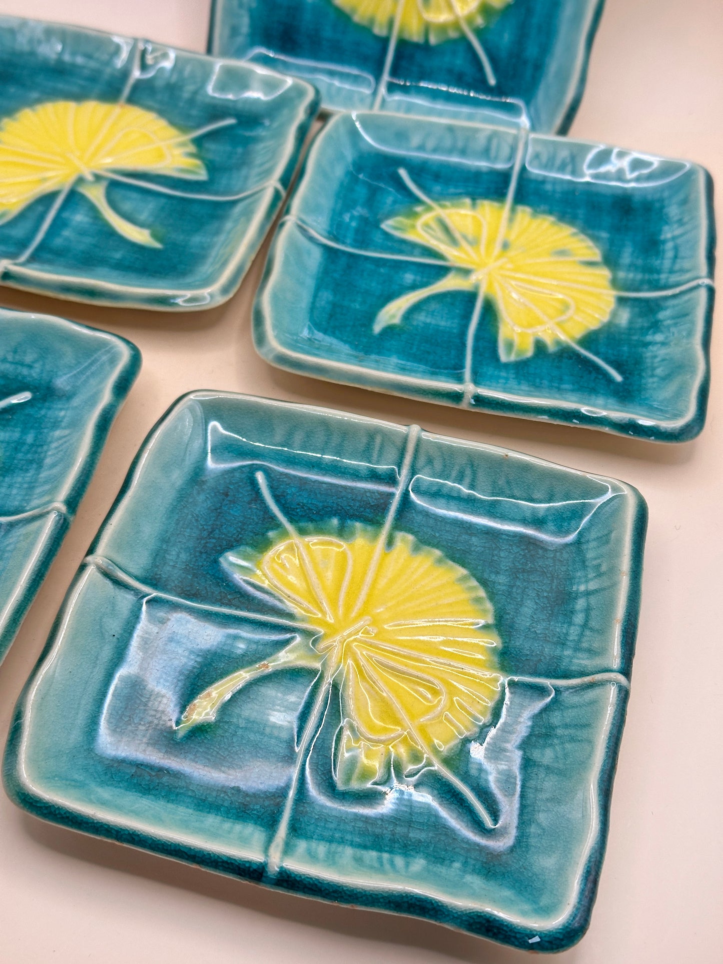 TB121 - Service de petites assiettes à motif Ginkgo par Suisen 赤津焼 翠泉
