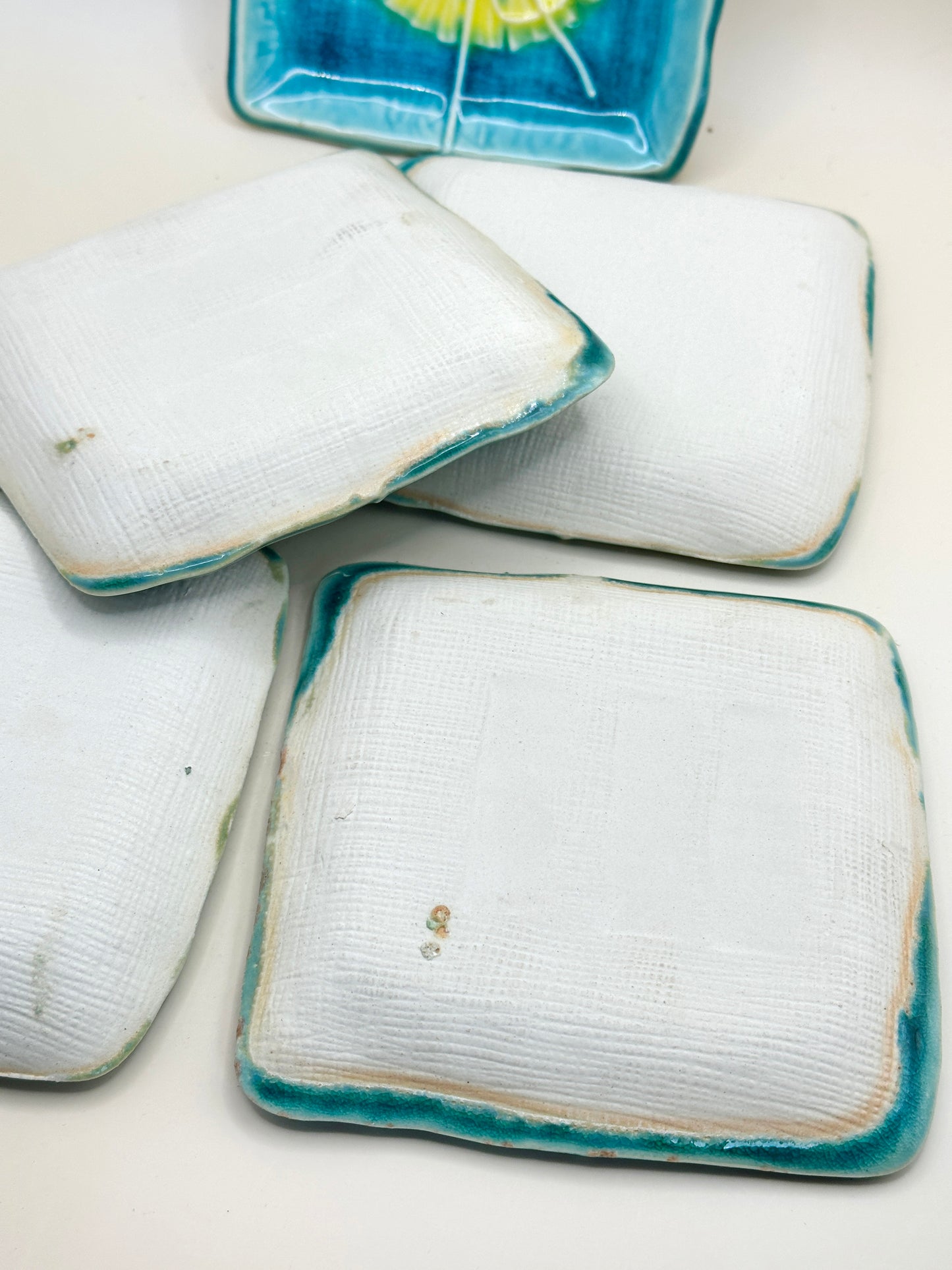 TB121 - Service de petites assiettes à motif Ginkgo par Suisen 赤津焼 翠泉