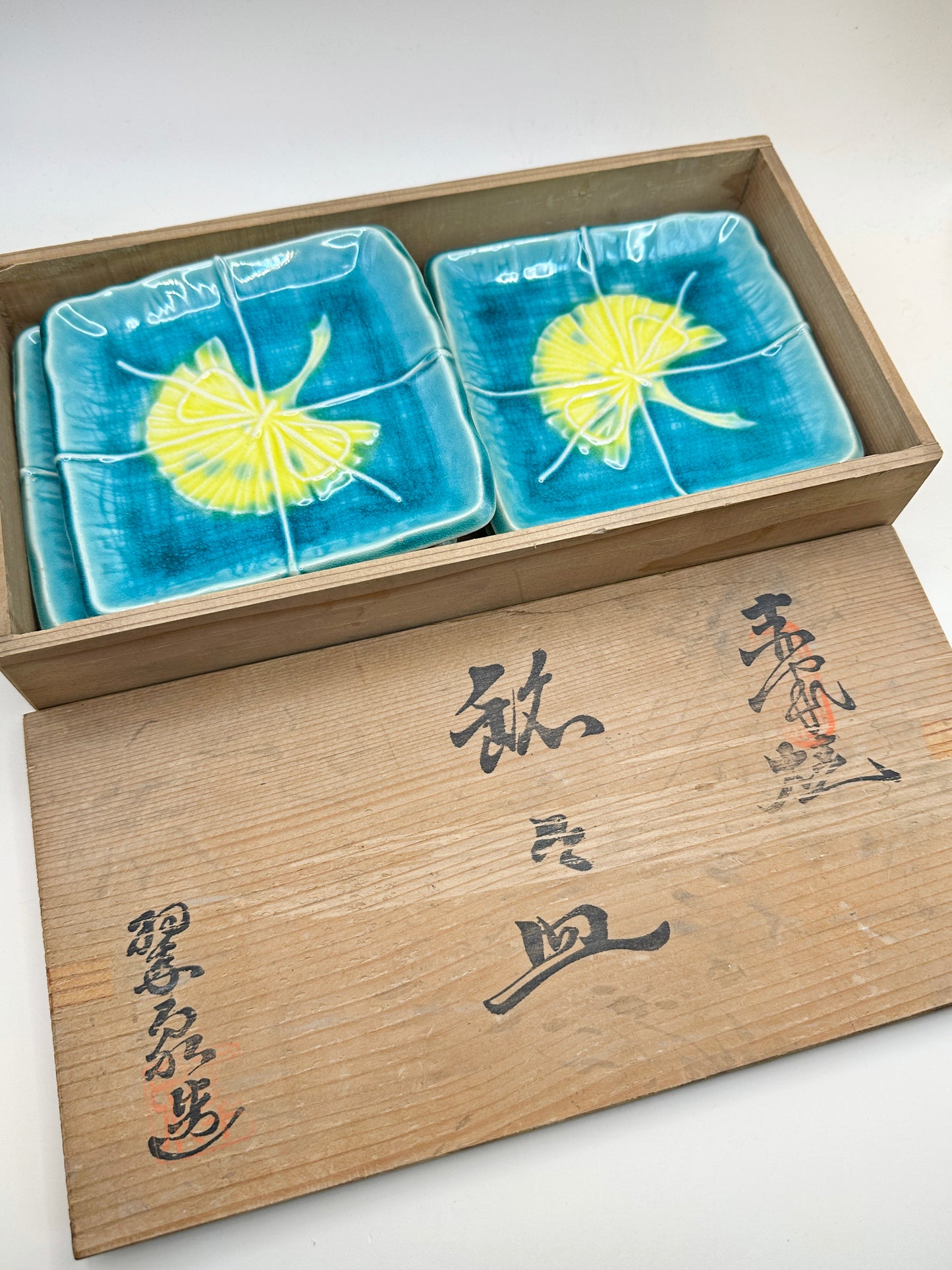 TB121 - Service de petites assiettes à motif Ginkgo par Suisen 赤津焼 翠泉