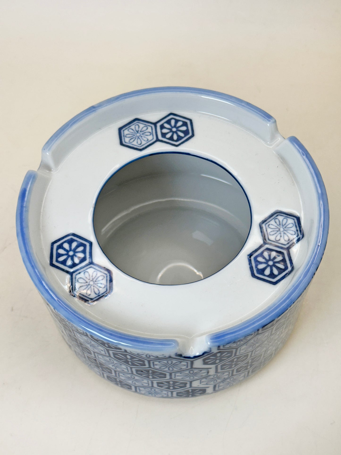 TB237 - Cendrier en porcelaine Arita-yaki 有田焼