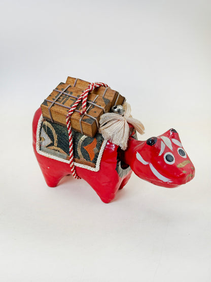 FT408 - Hariko Akabeko – Vache Rouge en Papier Mâché 赤べこ