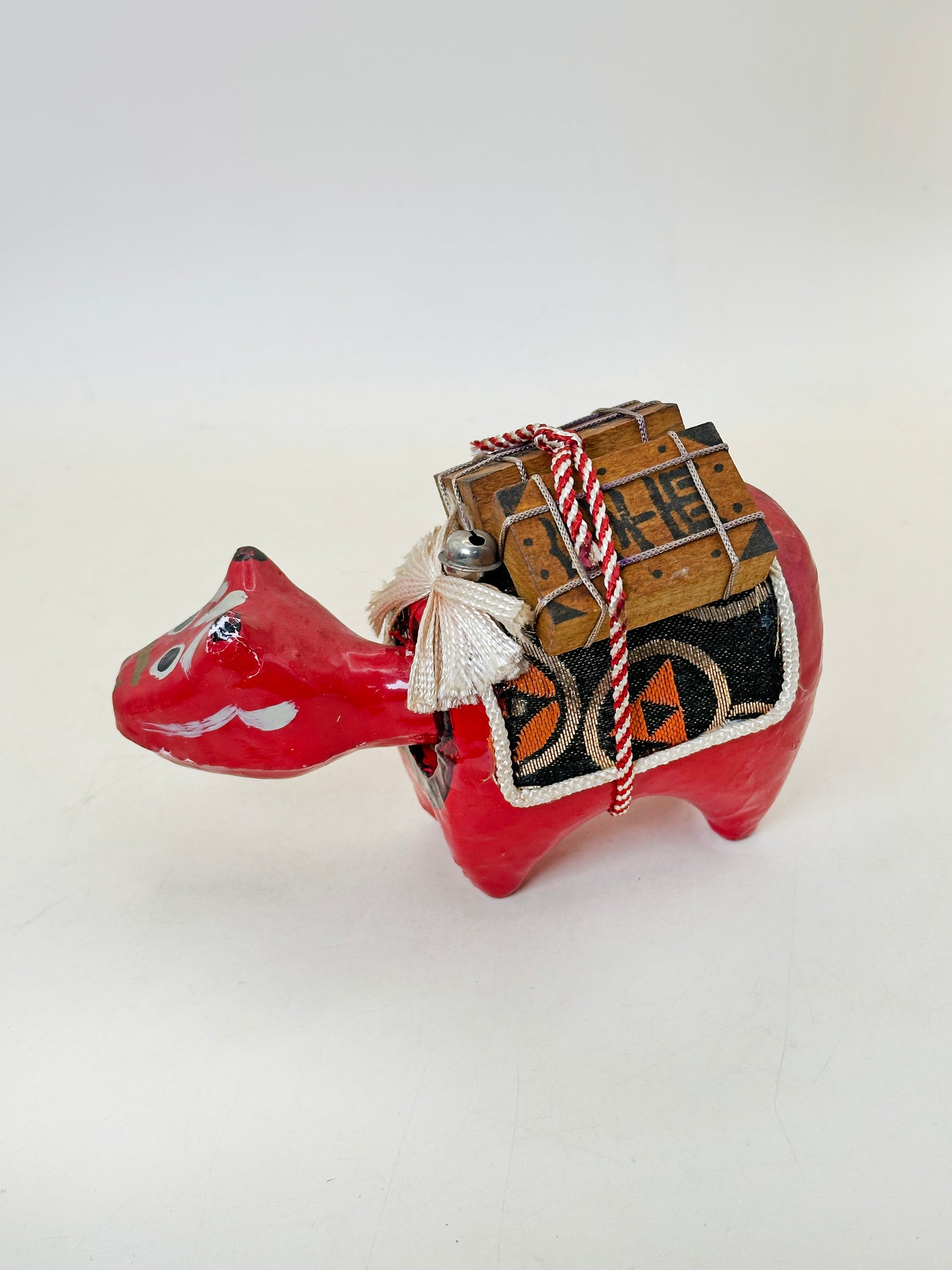 FT408 - Hariko Akabeko – Vache Rouge en Papier Mâché 赤べこ